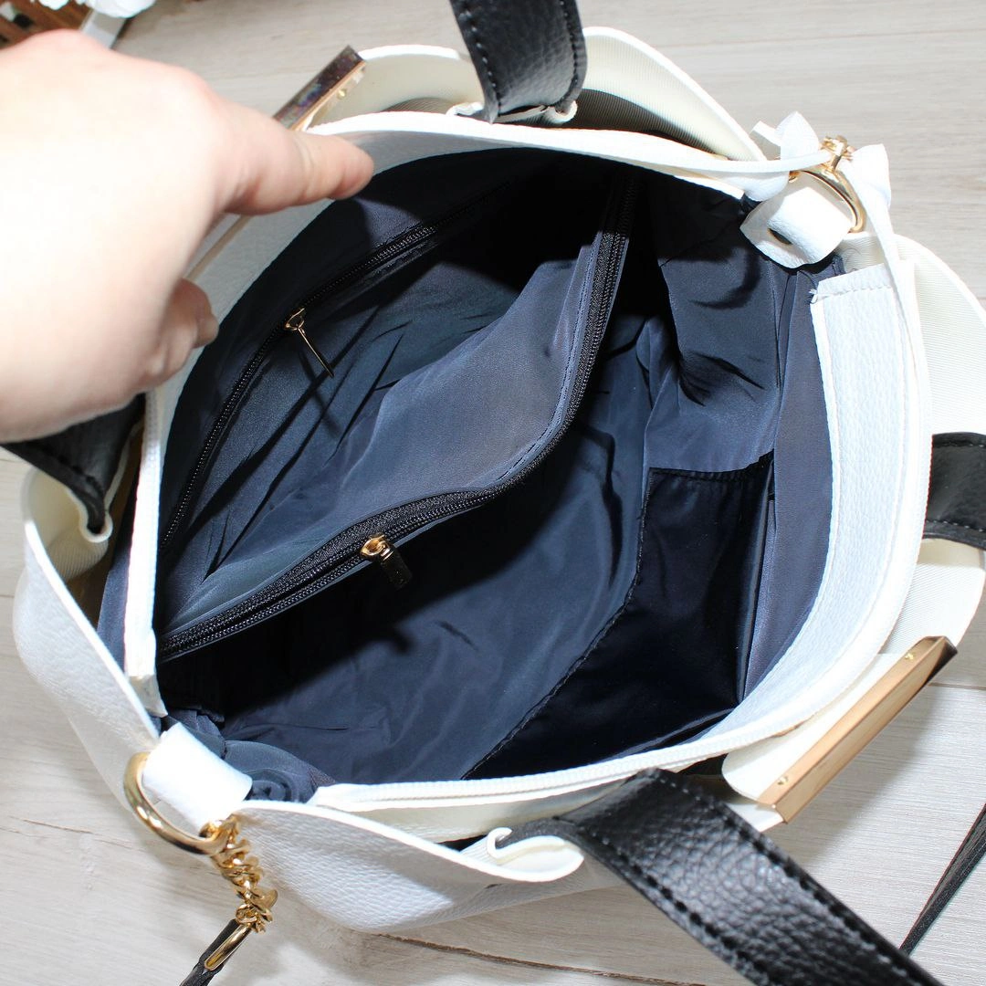 Стильна сумка біла класична для літніх подорожей зі шкірзаму